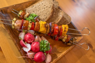 Špíz z klobásy a staročeské slaniny