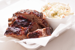 Pečená vepřová žebra se salátem coleslaw