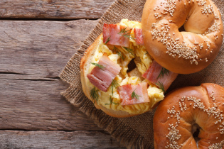 Bagel plněný omeletou se šunkou Krásno
