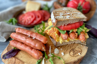 brunch sendviči s klobásami a omeletou