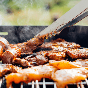 Letní grilování špekáčků a masa